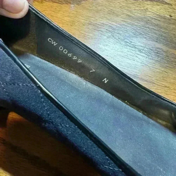 Stuart Weitzman Kitten Heel Navy Quilted with Bow - Picture 4 of 4